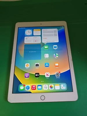 Apple iPad 5th Gen - 32gb  Wifi  Gold   A1822.     Cracked Screen.      (DK789 - Image 1 of 4