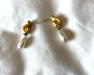 Pendientes colgantes de perlas y oro perforados - Imagen 1 de 2