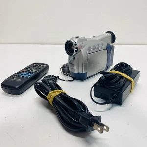 Canon ZR40 MiniDV Camcorder - Picture 1 of 9