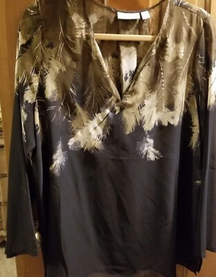 Blusa Susan Graver Negra Transparente con Borde Plumoso Beige y Dorado Alrededor del Cuello  Foto 1 de 3