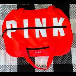 Victoria's Secret Pink red duffle bag gym fitness workout travel yoga vacation - Picture 1 of 5