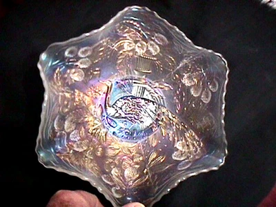 PAVO REAL EN LA URNA BLANCO ESCARCHADO MUY COLORIDO 9" 6 VOLANTES CUENCO CARNAVAL FENTON Foto 1 de 4