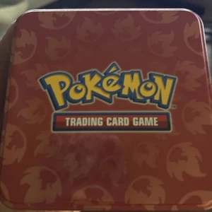 Cartas coleccionables Pokemon Stack Em High Tin (vendo lata y cartas aleatorias) - Imagen 1 de 4