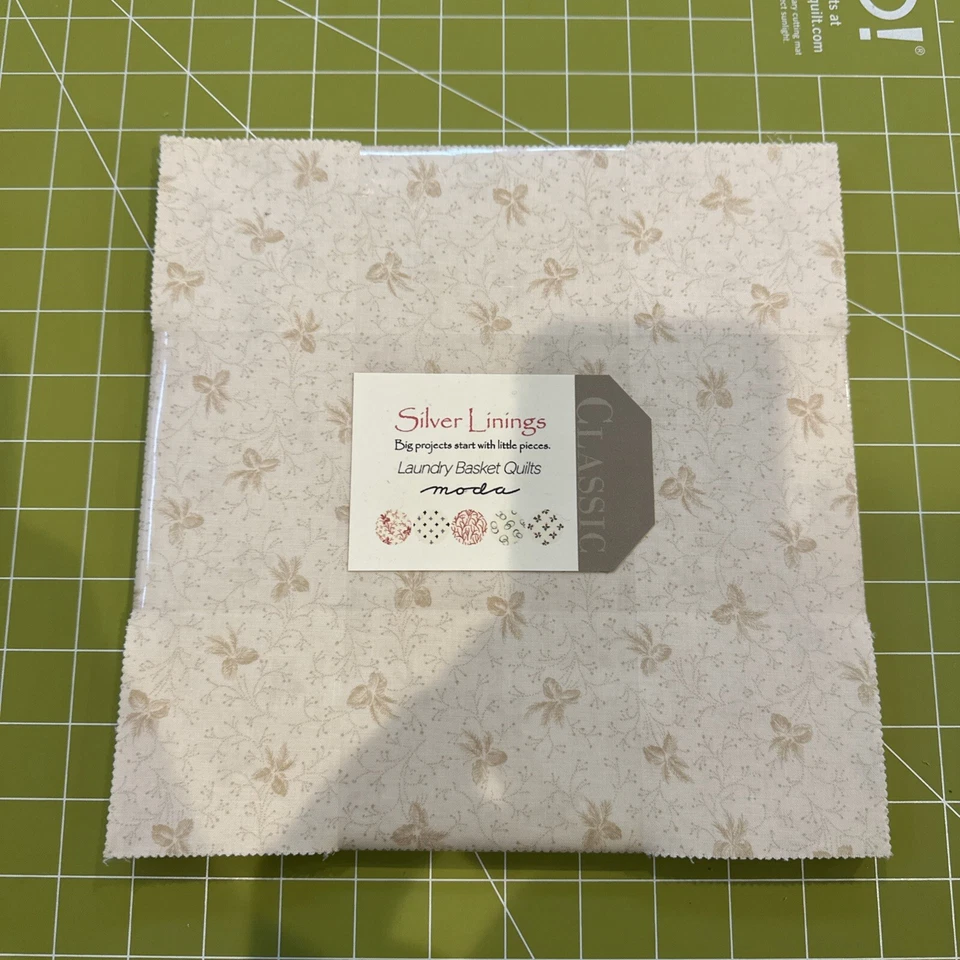 Ткань Moda — серебряные подкладки от Laundry Basket Quilts — квадратный слой для торта 10 дюймов - Изображение 1 из 4