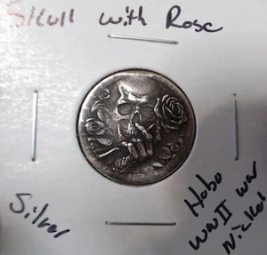 HOBO Calavera Sosteniendo Rosa Hecha de Una Plata REAL Segunda Guerra Mundial Guerra Níquel FIRMADO - Imagen 1 de 2