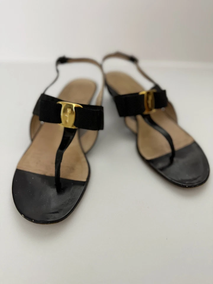 Sandalias Salvatore Ferragamo de charol negro con lazo y correa en T 7,5 Foto 1 de 4
