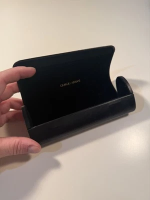 Estuche para gafas de sol Giorgio Armani semi duras de cuero sintético negro Foto 1 de 3