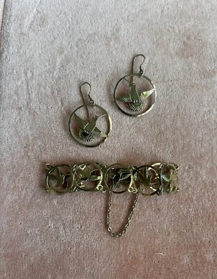 Juego de pendientes y brazaletes enchapados en oro colibrí Wild Bryde Foto 1 de 4