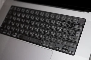 Macbook Wasserschaden Reparatur Inkl. DHL Hin-Rũckversand Kostenlose Analyse - Bild 1 von 4