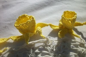 Vintage Crochet Doily White w Yellow 3D Daffodils Round 12 inch across CD259 - Picture 1 of 10