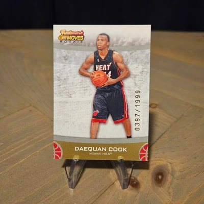 Tarjeta de novato 2007 Daequan Cook Topps Trademark Moves #D/1999 Miami Heat Foto 1 de 3