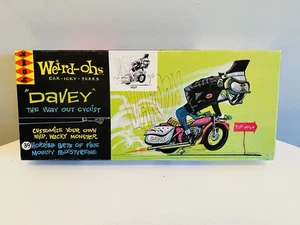 De colección 1963 Hawk Weird-ohs Car-Icky-Tures Davey The Way Out Ciclista Modelo Kit - Imagen 1 de 23
