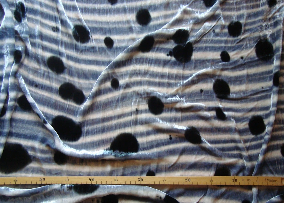 Samt (€14/m²) 0,5m grau mit schwarzen Punkten  1,1m breit - Bild 1 von 1