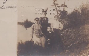 Cartolina - RPPC - Famiglia - Posed by Lake - Pubblicata 1906 - Foto 1 di 2
