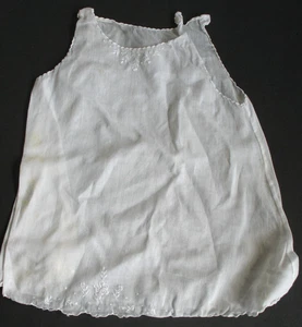 Weißes Vintage besticktes Blumen Baby Nachthemd 6 Monate - Bild 1 von 10
