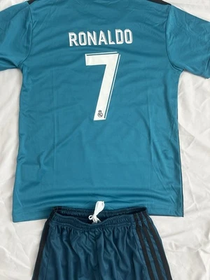 Camiseta y pantalones cortos medianos juveniles de Ronaldo #7. Nuevo con etiquetas Foto 1 de 4