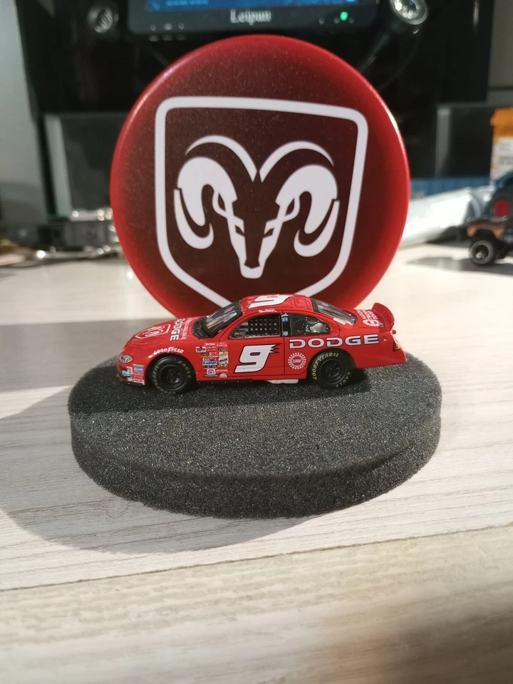 Action 2002 Bill Elliott Dodge Dealers 1:64 fundido a presión con lata de coleccionista Foto 1 de 4