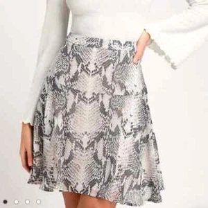 Lulu's Gray/White Snakeskin Print Flounce Skirt Size Medium NWT - Picture 1 of 8