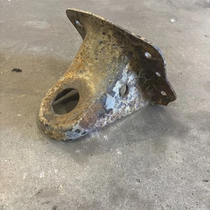 87 - 97 FORD OBS F150 BRONCO F250 F350 LEFT FRONT LOWER CAB FRAME MOUNT OEM - Picture 1 of 4