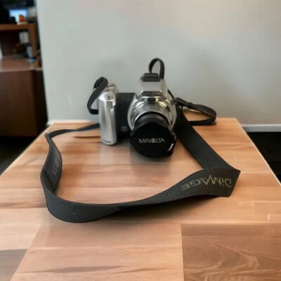 Minolta DiMAGE Z1 3.2 MP 10x Zoom Silver Digital Camera WORKS. No SD card - Image 1 of 4