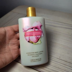 VICTORIA'S SECRET STRAWBERRIES & CHAMPAGNE BODY LOTION 8.4 OZ - Picture 1 of 5