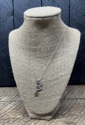 Collar de plata de ley 925 con colgante de 3 corazones. 17"" de largo ¡en excelente estado! Foto 1 de 4