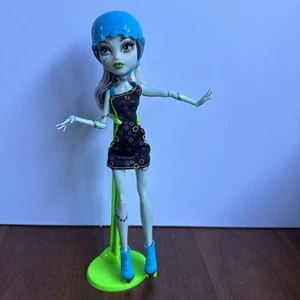Monster High G1 Roller Maze Frankie Stein Doll Helmet Skates Dress - Picture 1 of 11