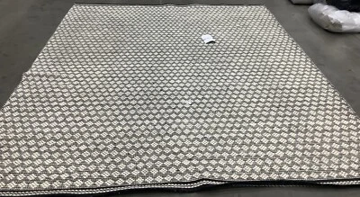 Alfombra negra/marfil 6'-0" x 9'-0" defectuosa, precio reducido 1172679421 KLM376Z-6 Foto 1 de 4