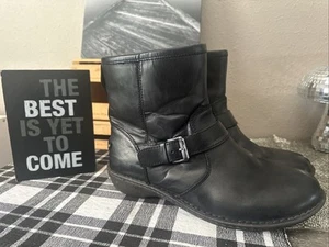 Stivaletti UGG Bryce neri in pelle con logo montone foderati e zip 11/42 usati - Foto 1 di 24