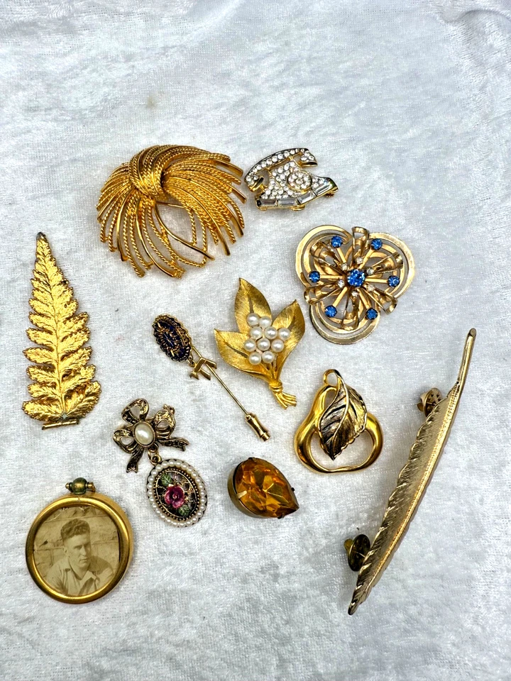 Vintage Brooch Lot Signed Monet JJ USA - Image 1 of 4