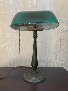 Alte Gusseisen Bankiers, Studenten Lampe Smaragd Typ ummantelter Glasschirm - Bild 1 von 9