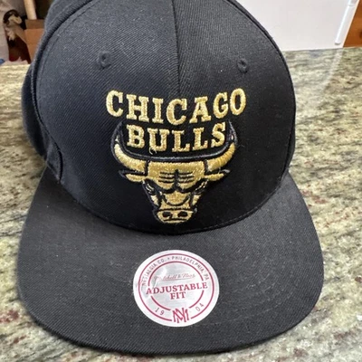 Boné Chicago Bulls Mitchell & Ness NBA Liberty Fit Snapback dourado logotipo 3D - Imagem 1 de 4
