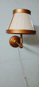 Lámpara de luz de latón dorado-blanco de montaje en pared clásica de mediados... - Imagen 1 de 8