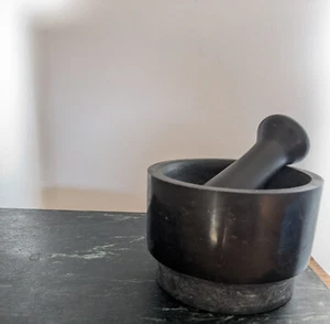 Mörser und Stößel aus schwarzem Marmor Ø 14 cm - Bild 1 von 4