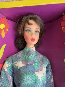Barbie Twist N Turn Waist Doll 1969 Vintage Mattel 1160 dunkelbraun - Box & Ständer - Bild 1 von 15