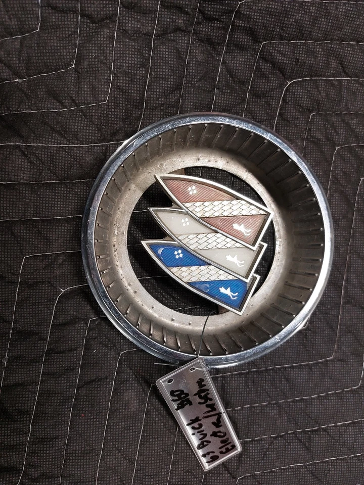 Buick Lesabre Electra 1963 emblema de parrilla Foto 1 de 1