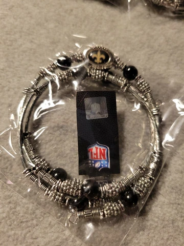 Lot of 10 NFL SAINTS Charm Bangle Bracelet Metal Coil Wired Wrap Beaded Charm Cover