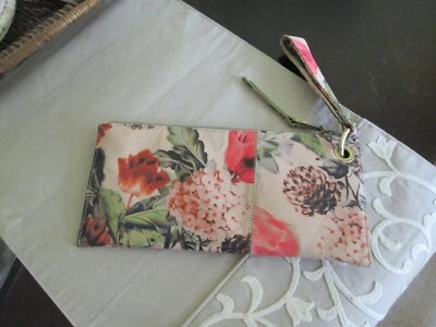 Muñequera/cartera de mano Hobo Vida acolchada en botánico floral/nueva con etiquetas - $128 Foto 1 de 4