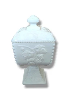 VINTAGE HAND PAINTED WEST MORELAND MILK GLASS COVERED CANDY DISH BEAUTIFUL - Picture 1 of 2