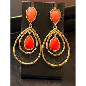 Pendientes lágrima tono dorado con piedras acento color coral - Imagen 1 de 2