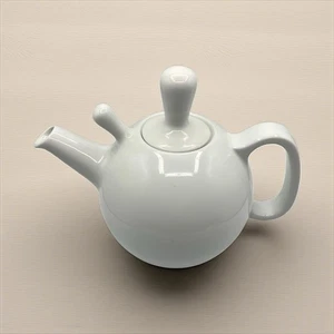 Tetera blanca esmaltada con tapa Crate & Barrel Segaform 6 tazas - Imagen 1 de 16