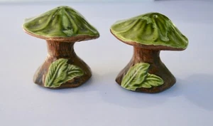  Salz & Pfefferstreuer Pilze brauner Stiel grüne Spitzen Vintage Pilzstreuer - Bild 1 von 3