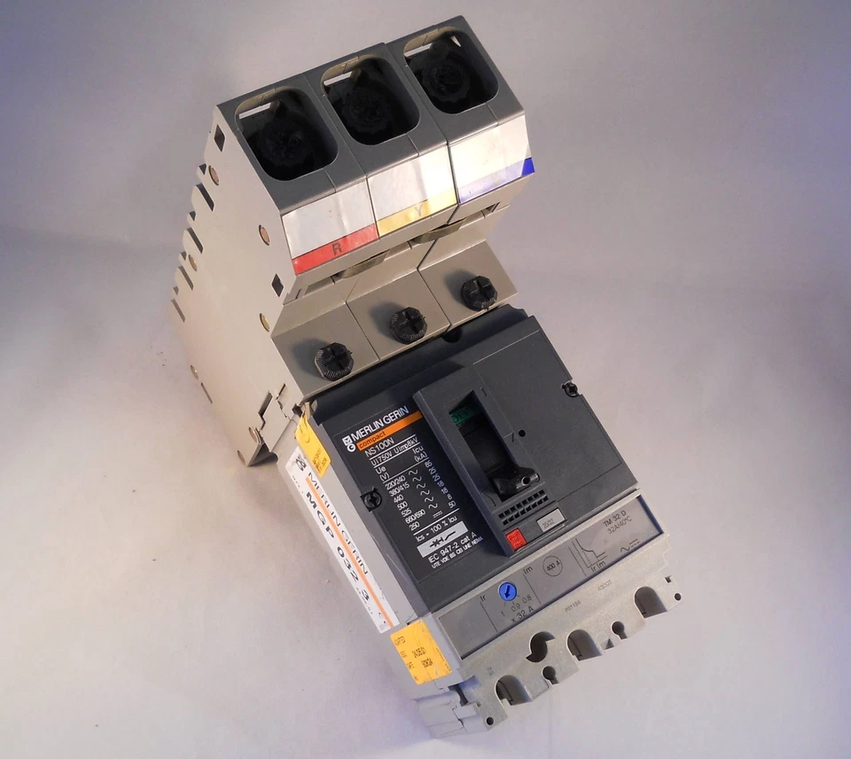 Merlin Gerin MCCB 32 Amp Triple Pole Compact 32A NS100N TM32D MGP0323 - Image 1 of 4