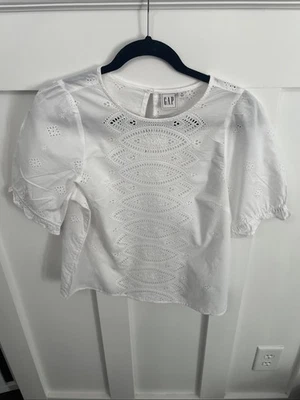 Camisa para mujer GAP blanca con ojales-pequeña manga corta abullonada ligera  Foto 1 de 4