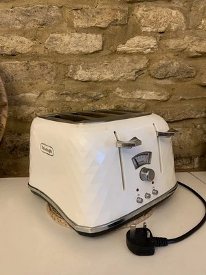 De'longhi CTJ4003.W Brillante 4 Slice Toaster Defrost Function 1800W White - Image 1 of 4