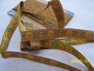 Ancien ruban en soie de couleur ocre jaune. Décor petites fleurs. N°136 - Photo 1/4