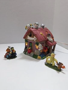 Halloween beleuchtetes Bauernhaus rotes Dach Scheune ABC Verteilen - Bild 1 von 22