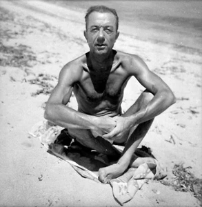 Hombre Maillot De Baño Sentados Playa Negativo Foto Antiguo + Impresión Original - Picture 1 of 1