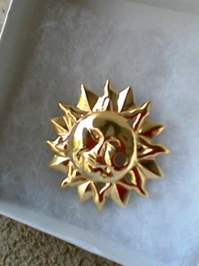 Sun With Face Gold Tone Metal Brooch 2" Diameter - Picture 1 of 3