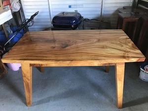 Camphor wood table - Picture 1 of 3